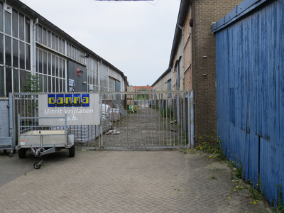 826035 Gezicht op een afgesloten doorgang tussen de loods van Bouwmarkt Gamma (links, Oudenoord 241) te Utrecht en een ...